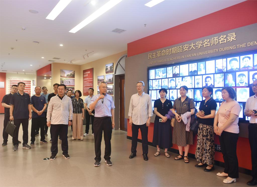 参观延安大学校史馆